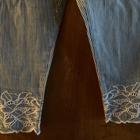 CHICO'S SO SLIMMING SIZE 0.5 (US 6) INDIGO STRIPE CROP PANTS - Picture 2 of 3